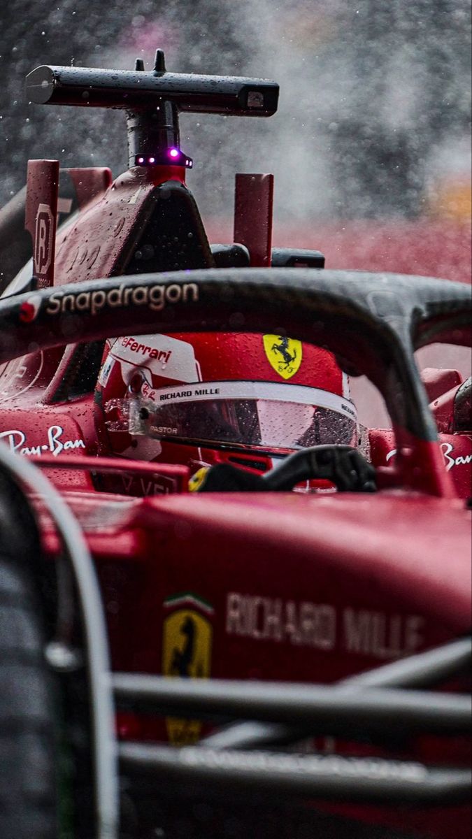 Ferrari F1 75 portrait wallpaper full HD - in the rain 675x1200