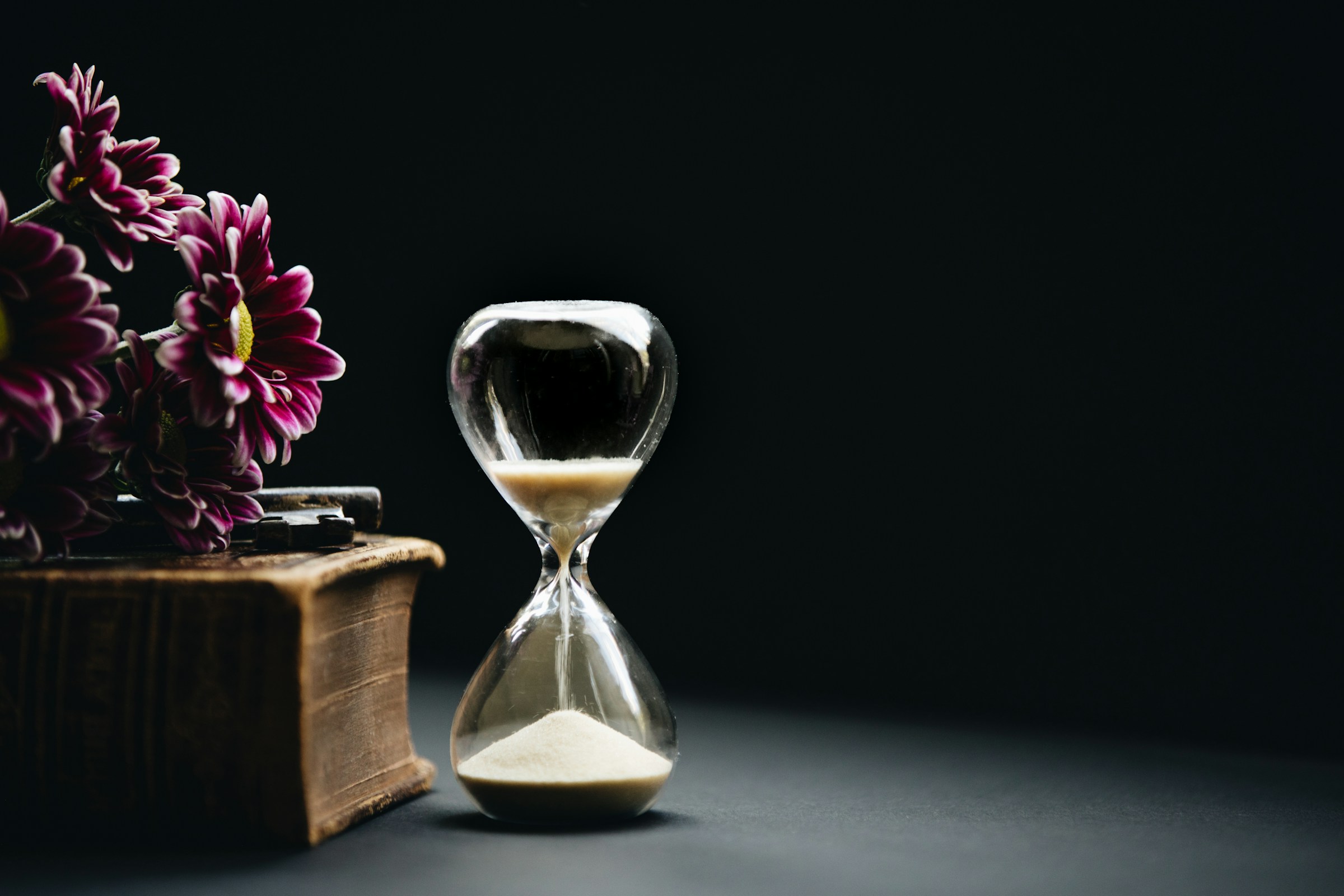 Hourglass Time Wallpaper 2400x1600